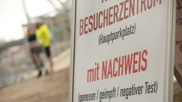 Ein Schild weist an der Hängebrücke an der Rappbode Talsperre darauf hin, dass Besucher und Ausflügler für den Besuch einen negativen Corona Test benötigen. Ein Schild weist an der Hängebrücke an der Rappbode Talsperre darauf hin, dass Besucher und Ausflügler für den Besuch einen negativen Corona Test benötigen.