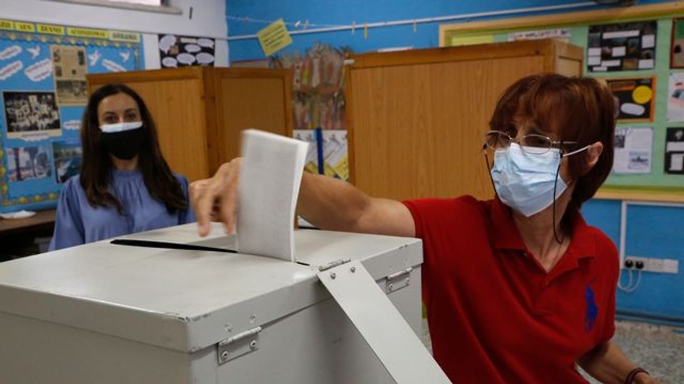 Eine Frau gibt in einem Wahllokal in Deftera ihre Stimme ab.