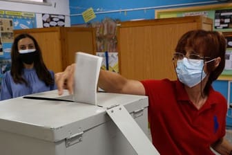 Eine Frau gibt in einem Wahllokal in Deftera ihre Stimme ab.