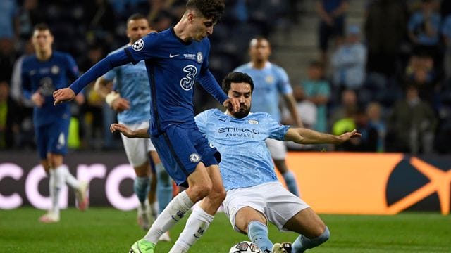 Ilkay Gündogan (r) im Zweikampf mit Kai Havertz.