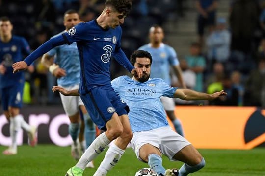 Ilkay Gündogan (r) im Zweikampf mit Kai Havertz.