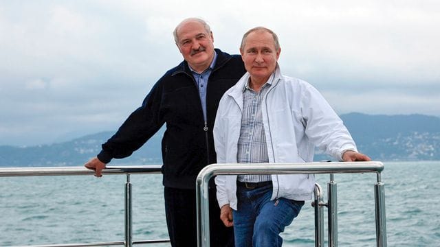 An der Reling: Wladimir Putin und Alexander Lukaschenko.