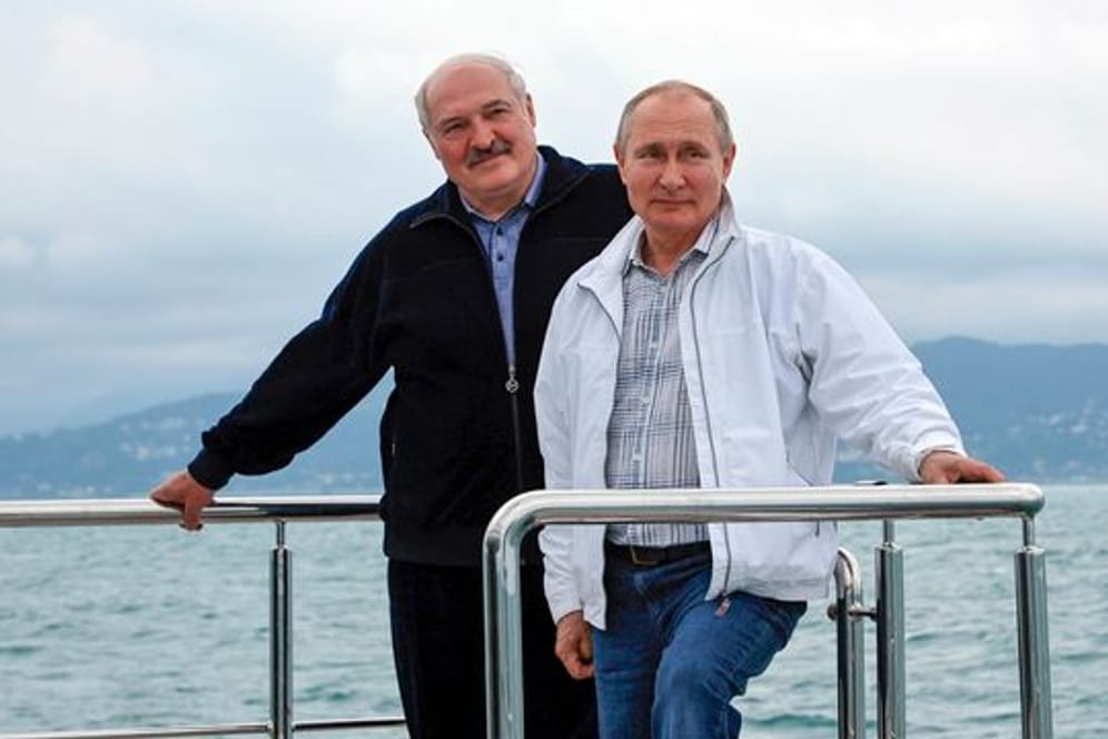 An der Reling: Wladimir Putin und Alexander Lukaschenko.