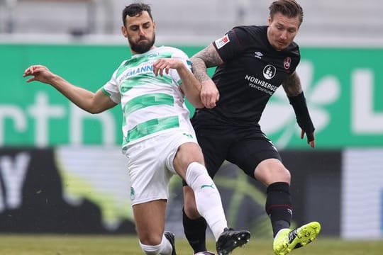 Der Fürther Mergim Mavraj (l) kämpft mit dem Nürnberger Manuel Schäffler um den Ball.