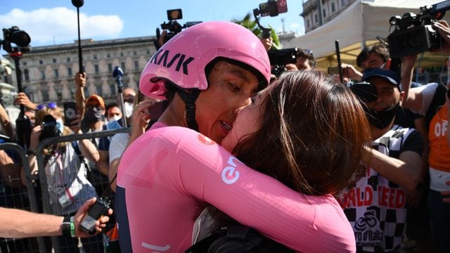 Das Siegerküsschen hat sich Egan Bernal (l) redlich verdient.