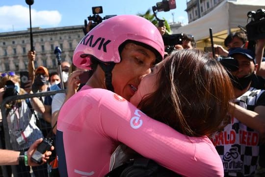 Das Siegerküsschen hat sich Egan Bernal (l) redlich verdient.