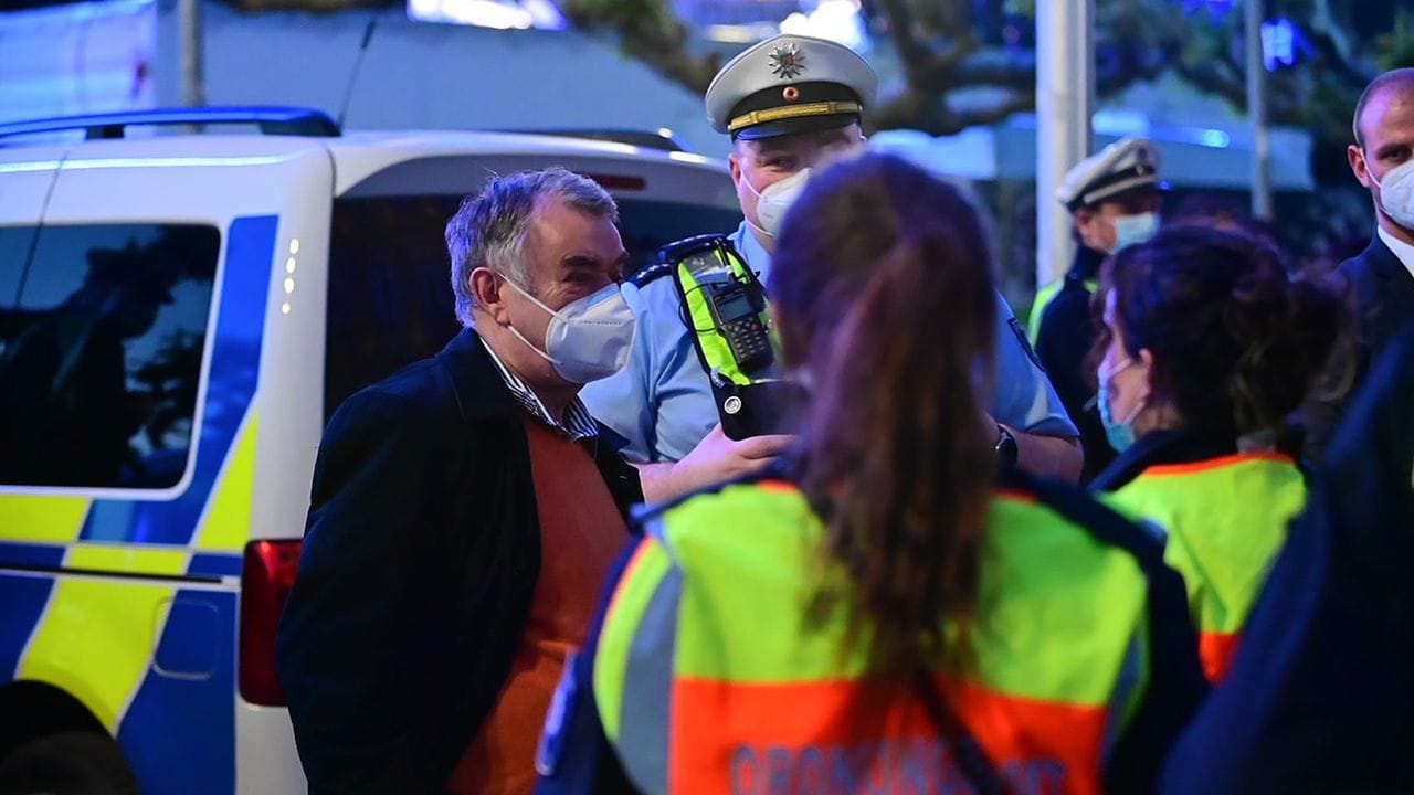 NRW-Innenminister Herbert Reul spricht am Samstagabend in der Düsseldorfer Altstadt mit Mitarbeiterinnen des Ordungsamtes und Polizisten.