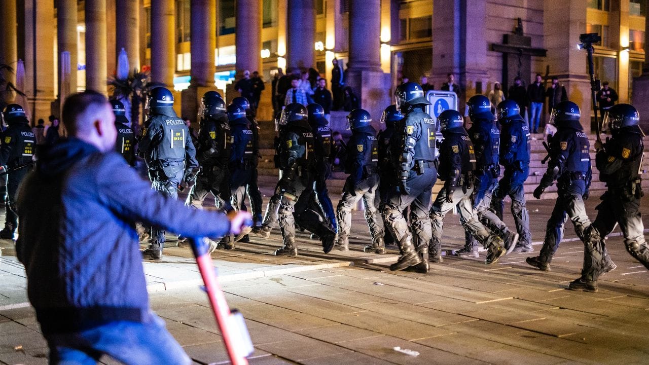 In der Nacht zum Sonntag gab es rund um den Schlossplatz in Stuttgart Auseinandersetzungen zwischen Jugendlichen und der Polizei.