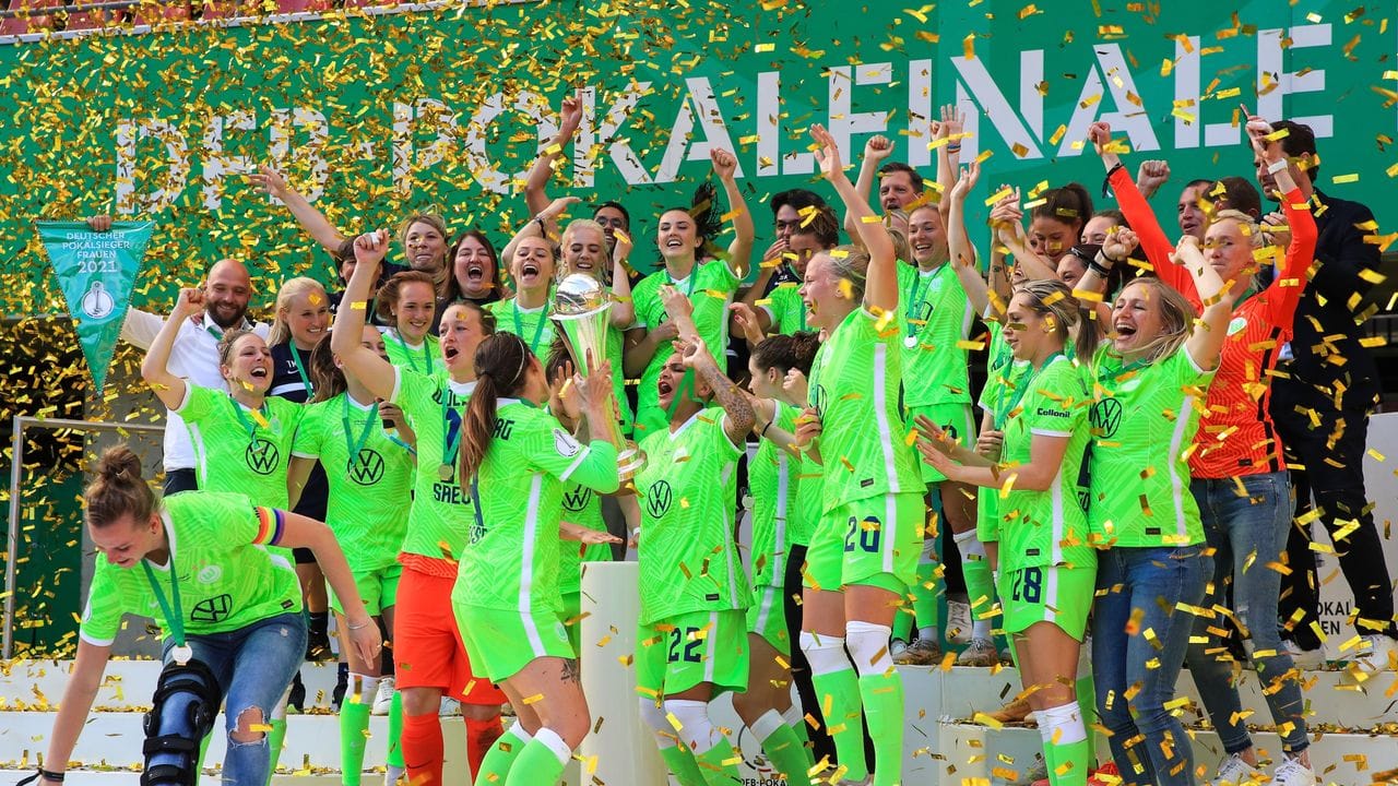Wolfsburgs Spielerinnen jubeln über den siebten Pokalsieg in Serie.