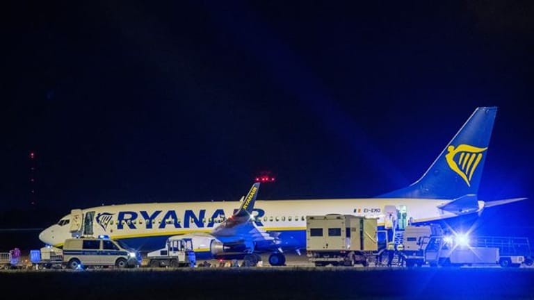 Ryanair zufolge wurde die Crew von der deutschen Luftsicherheitskontrolle über eine mögliche Sicherheitsbedrohung an Bord der Maschine informiert.