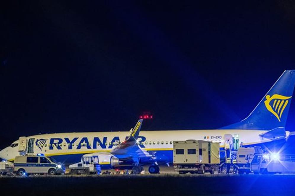 Ryanair zufolge wurde die Crew von der deutschen Luftsicherheitskontrolle über eine mögliche Sicherheitsbedrohung an Bord der Maschine informiert.