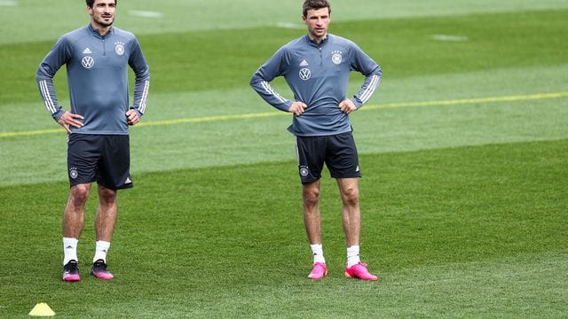 Mats Hummels (l) und Thomas Müller beim Training in Seefeld.