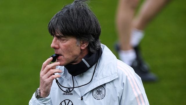 Bundestrainer Joachim Löw belastet seine EM-Spieler in den ersten Tagen in Österreich hart. Bundestrainer Joachim Löw belastet seine EM-Spieler in den ersten Tagen in Österreich hart.