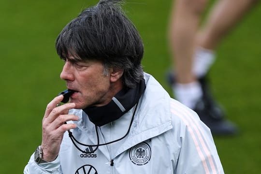 Bundestrainer Joachim Löw belastet seine EM-Spieler in den ersten Tagen in Österreich hart.