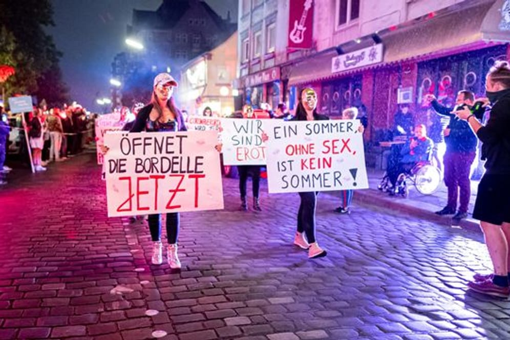 Sexarbeiterinnen demonstrieren auf dem Hamburger Kiez gegen ein coronabedingtes Arbeitsverbot im Rotlichtsektor (Archiv).