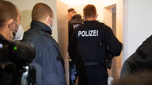 Bei einer großangelegten Razzia gingen Bundespolizisten in mehreren Bundesländern gegen Schleuserkriminalität vor. Bei einer großangelegten Razzia gingen Bundespolizisten in mehreren Bundesländern gegen Schleuserkriminalität vor.