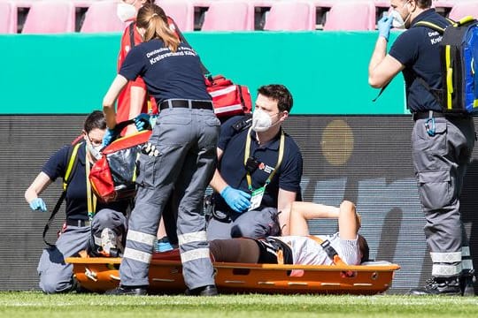 Tanja Pawollek von Eintracht Frankfurt hat sich im Pokalfinale verletzt und wird behandelt.