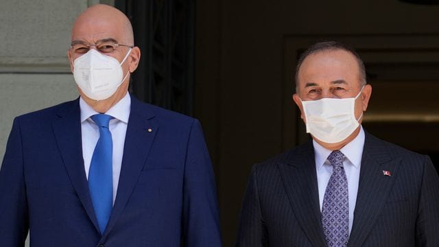 Nikos Dendias (l) und Mevlüt Cavusoglu stellen sich nach ihrem Treffen den Fragen der Journalisten. Nikos Dendias (l) und Mevlüt Cavusoglu stellen sich nach ihrem Treffen den Fragen der Journalisten.