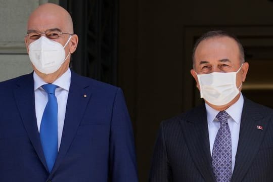Nikos Dendias (l) und Mevlüt Cavusoglu stellen sich nach ihrem Treffen den Fragen der Journalisten.