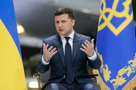 Der ukrainische Präsident Wolodymyr Selenskyj spricht während einer Pressekonferenz.