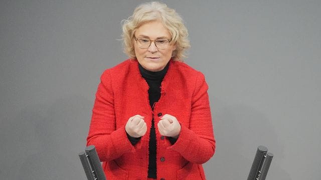 Bundesjustizministerin Christine Lambrecht spricht im Bundestag.