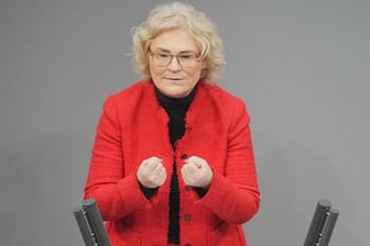 Bundesjustizministerin Christine Lambrecht spricht im Bundestag.