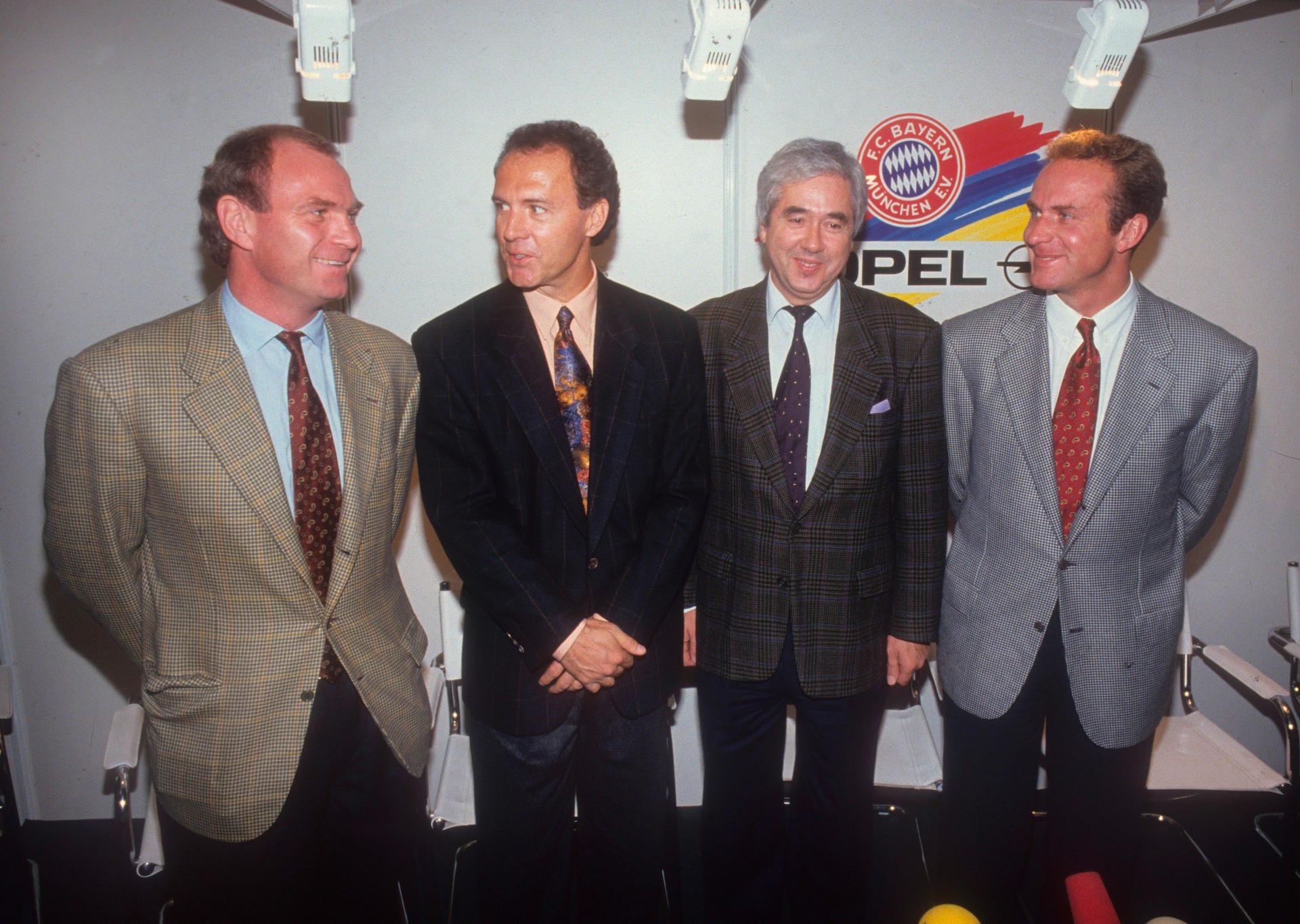 Im Jahr 1991 beschließt Fritz Scherer (Zweiter von rechts), damaliger Präsident des FC Bayern, die ehemaligen Spieler Rummenigge (rechts) und Beckenbauer (zweiter von links) als Vizepräsidenten in den Klub zu integrieren. Rummenigge wird fortan bis 2002 Vizepräsident des FC Bayern.