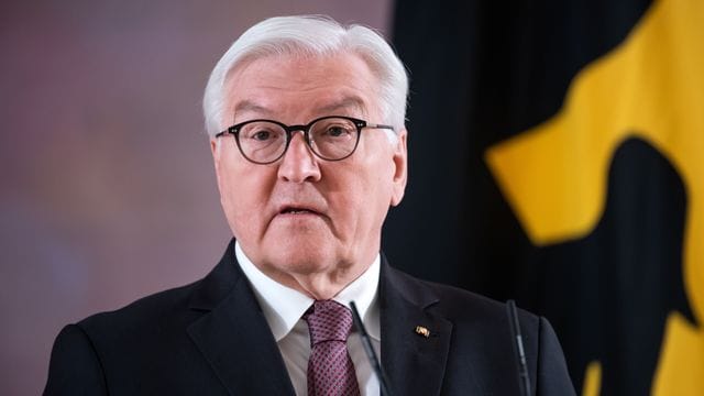 Bundespräsident Frank-Walter Steinmeier gibt im Schloss Bellevue bekannt, dass er für eine zweiten Amtszeit bereitsteht. Bundespräsident Frank-Walter Steinmeier gibt im Schloss Bellevue bekannt, dass er für eine zweiten Amtszeit bereitsteht.