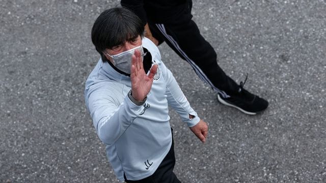 Vor dem Trainingslager in Seefeld war Bundestrainer Joachim Löw zu Gast bei Angela Merkel im Kanzleramt. Vor dem Trainingslager in Seefeld war Bundestrainer Joachim Löw zu Gast bei Angela Merkel im Kanzleramt.