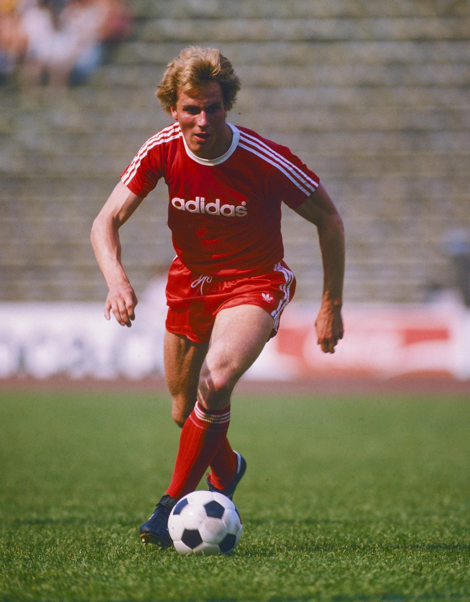 Bereits im Jahr 1974 wechselt Karl-Heinz-Rummenigge als 19-Jähriger von seinem Jugendverein Borussia Lippstadt zum großen FC Bayern. Es sollte der Beginn einer Weltkarriere werden, bei der Rummenigge in insgesamt 310 Bundesliga-Spielen 162 Tore für den Rekordmeister schoss.