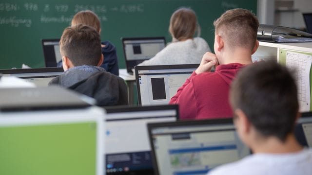Schülerinnen und Schüler einer 9. Schülerinnen und Schüler einer 9.