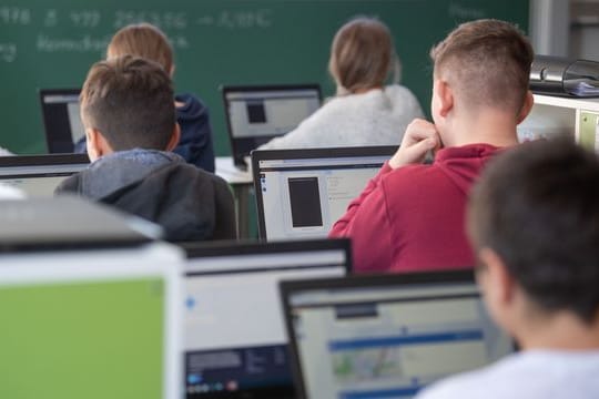 Schülerinnen und Schüler einer 9.