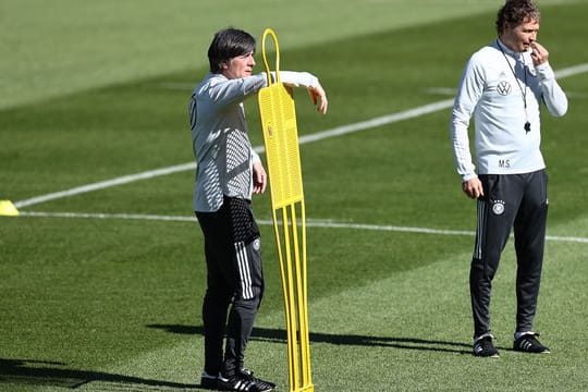 Bundestrainer Joachim Löw (l) und Assistenztrainer Marcus Sorg stehen auf dem Platz beim Training.