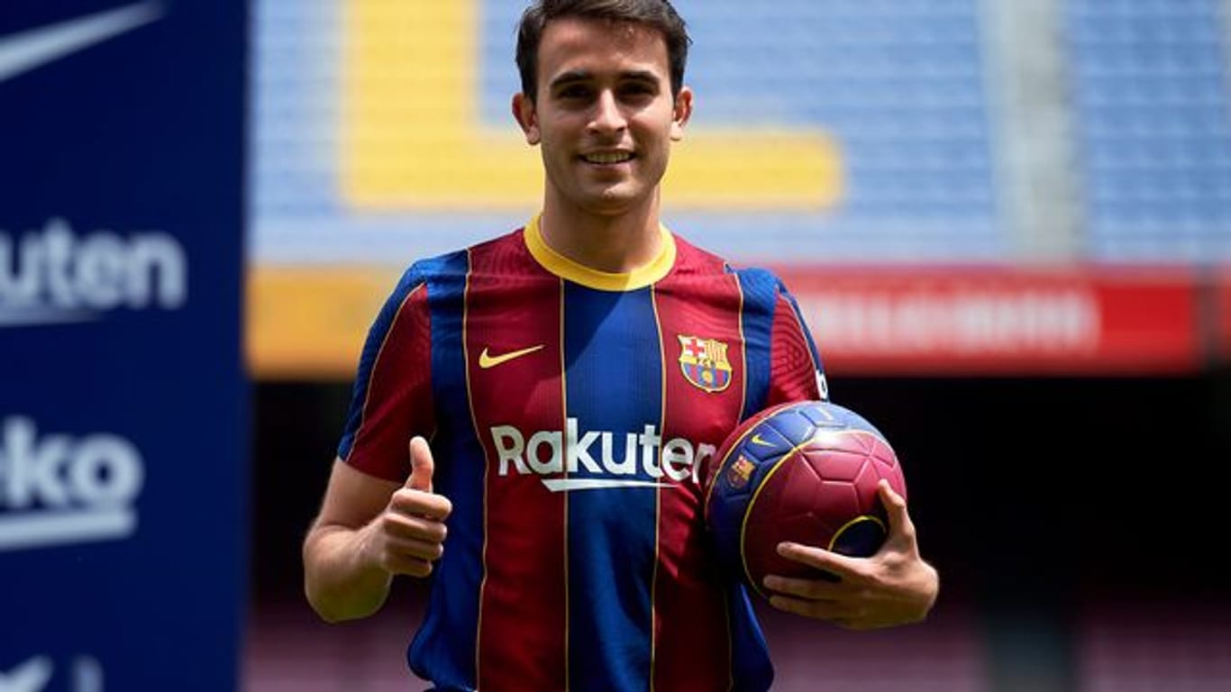 Eric García posiert während seiner Präsentation als neuer Spieler des FC Barcelona.