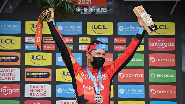 Der Italiener Sonny Colbrelli freut sich auf dem Podium über seinen Etappensieg.