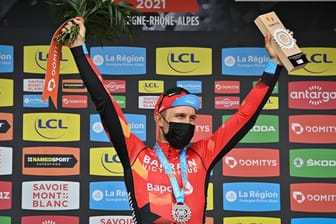 Der Italiener Sonny Colbrelli freut sich auf dem Podium über seinen Etappensieg.