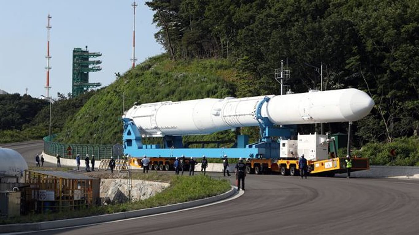 Das zusammengebaute Modell von Südkoreas selbst entwickelter Rakete Nuri wird zur Startplattform des Naro-Raumfahrtzentrums in Goheung transportiert.