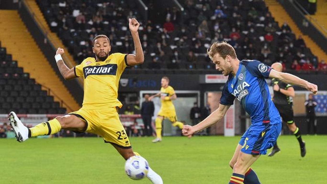 Schalke-Neuzugang Thomas Ouwejan (r) in Aktion für Udinese Calcio.