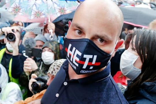 Andrej Piwowarow bei einer Oppositions-Kundgebung im Sommer 2020.