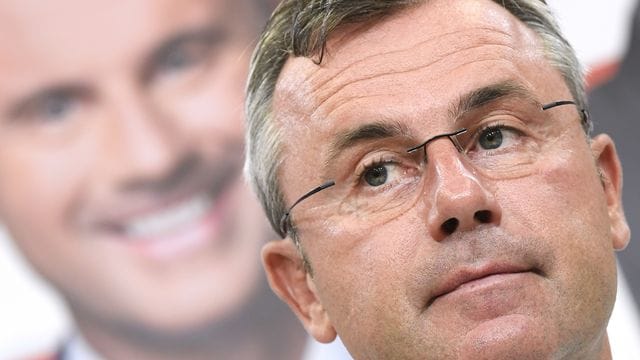 Mitten in einem Machtkampf in der rechten FPÖ hat der österreichische Politiker Nobert Hofer seinen Rückzug als Parteichef angekündigt. Mitten in einem Machtkampf in der rechten FPÖ hat der österreichische Politiker Nobert Hofer seinen Rückzug als Parteichef angekündigt.