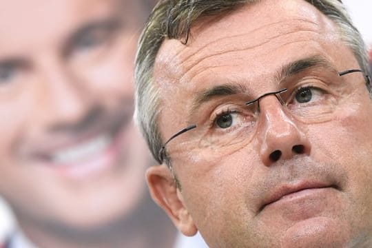 Mitten in einem Machtkampf in der rechten FPÖ hat der österreichische Politiker Nobert Hofer seinen Rückzug als Parteichef angekündigt.