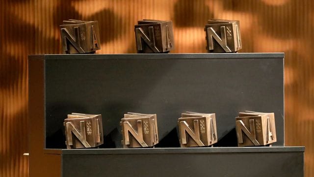 Die Nannen-Preise stehen bei der Verleihung in der Hamburger Elbphilharmonie bereit. Die Nannen-Preise stehen bei der Verleihung in der Hamburger Elbphilharmonie bereit.