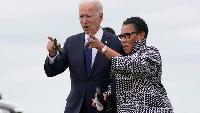 US-Präsident Joe Biden (l) an der Seite von Marcia Fudge, Ministerin für Wohnungsbau und Stadtentwicklung in Oklahoma.