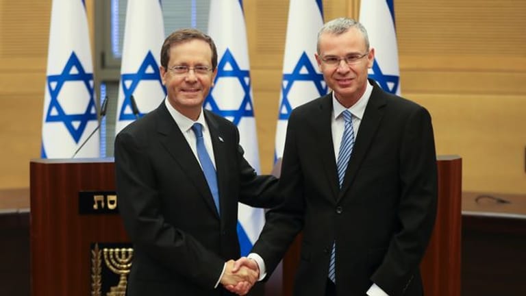 Izchak Herzog (l) gibt Knesset-Präsident Jariv Levin vor einer Sondersitzung die Hand.