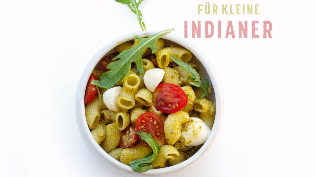 Für den Pesto-Nudel-Salat werden Nudeln gekocht, Tomaten halbiert, Mozzarella geschnitten und Rucola gewaschen. Für den Pesto-Nudel-Salat werden Nudeln gekocht, Tomaten halbiert, Mozzarella geschnitten und Rucola gewaschen.