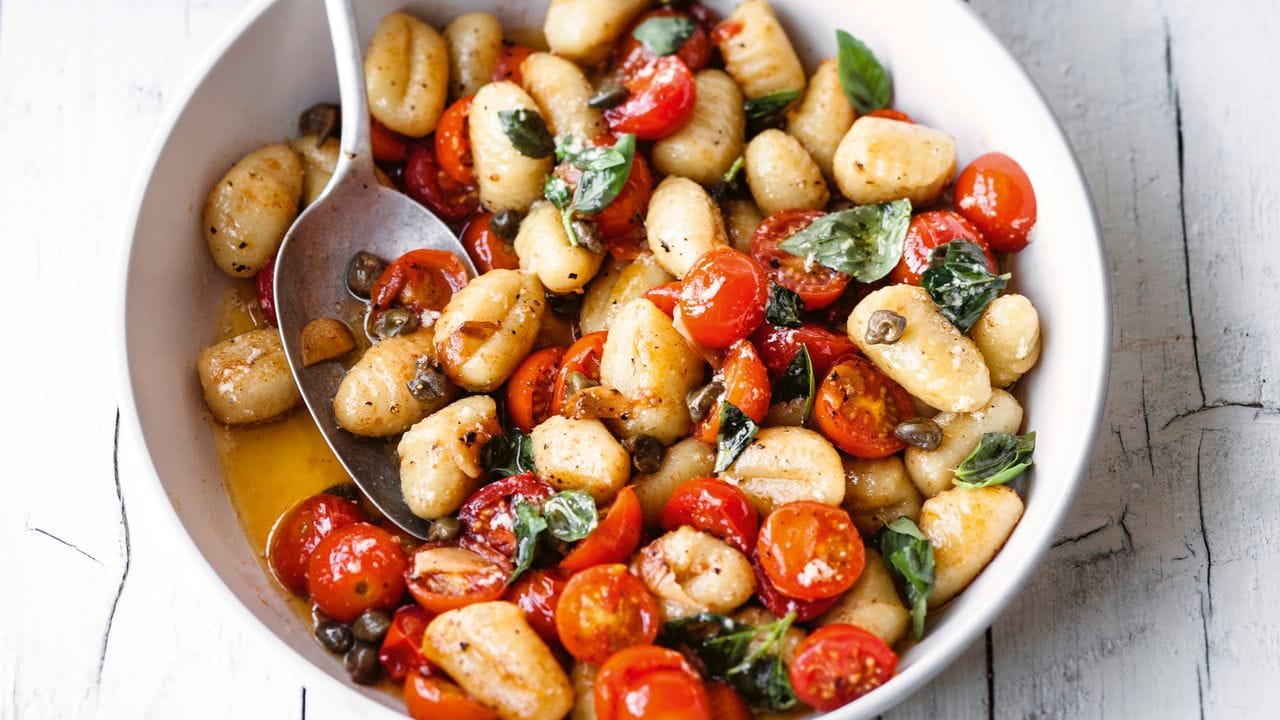 Die Gnocchi mit Kirschtomaten-Kapern-Butter versetzen einen ruckzuck in mediterran-leichte Urlaubsstimmung. Die Gnocchi mit Kirschtomaten-Kapern-Butter versetzen einen ruckzuck in mediterran-leichte Urlaubsstimmung.