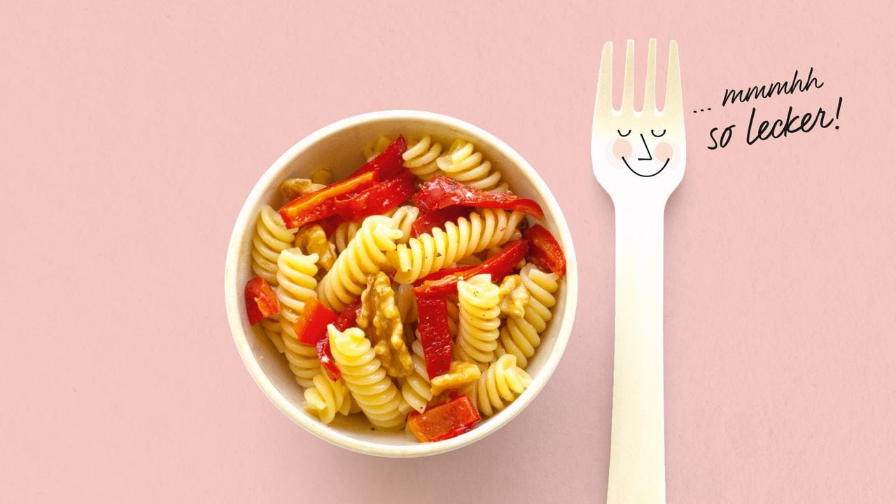 Für die Paprikapasta müssen nur Nudeln gekocht, gegrillte Paprika aus dem Glas geschnitten und angebraten sowie mit gerösteten Walnüssen vermischt werden. Für die Paprikapasta müssen nur Nudeln gekocht, gegrillte Paprika aus dem Glas geschnitten und angebraten sowie mit gerösteten Walnüssen vermischt werden.
