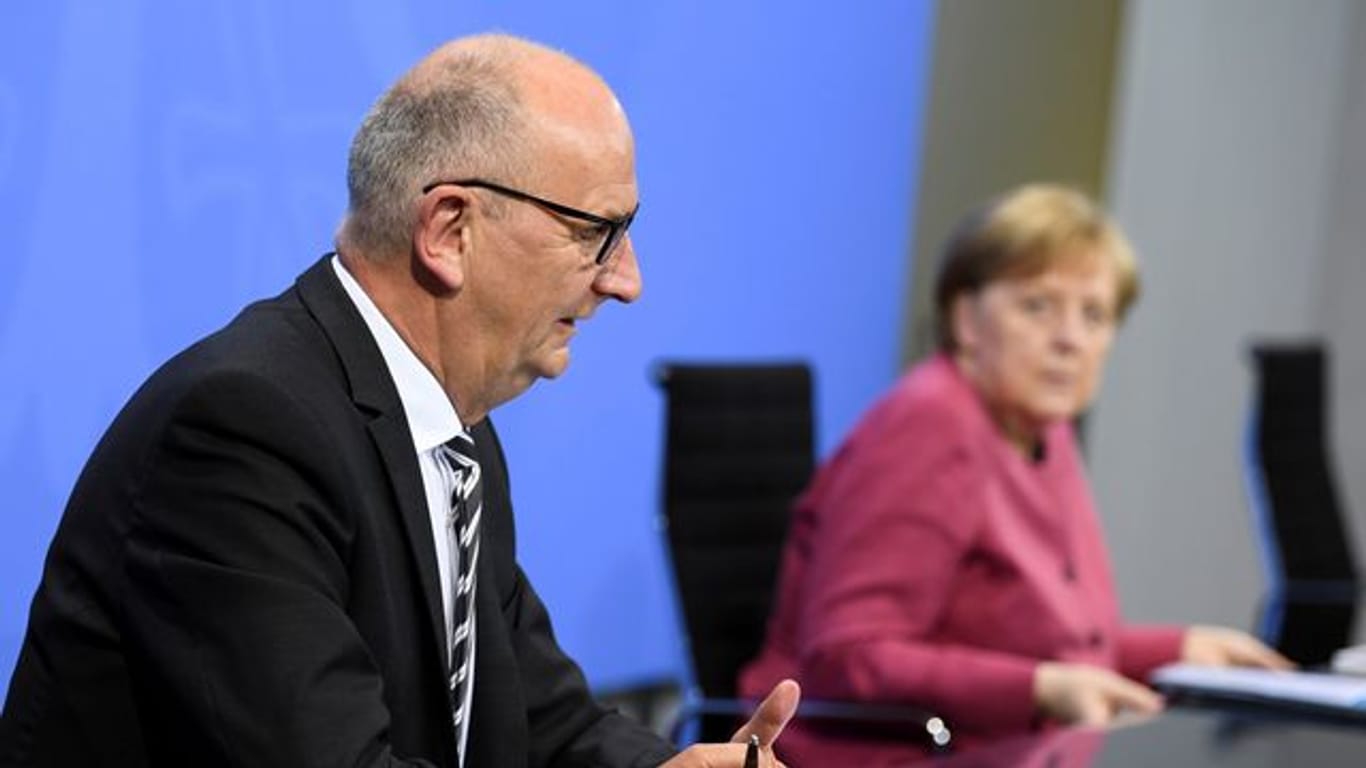 Brandenburgs Ministerpräsident Dietmar Woidke und Bundeskanzlerin Angela Merkel bei der gemeinsamen Pressekonferenz im Kanzleramt.