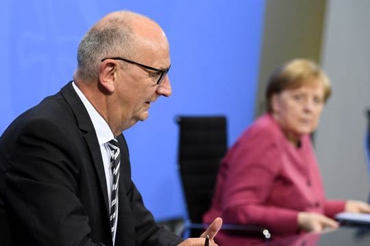 Brandenburgs Ministerpräsident Dietmar Woidke und Bundeskanzlerin Angela Merkel bei der gemeinsamen Pressekonferenz im Kanzleramt.