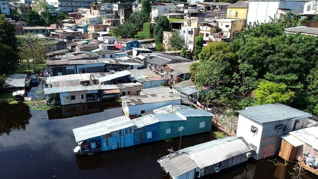 Häuser in Manaus, die vom Wasser des Flusses Negro überflutet wurden.